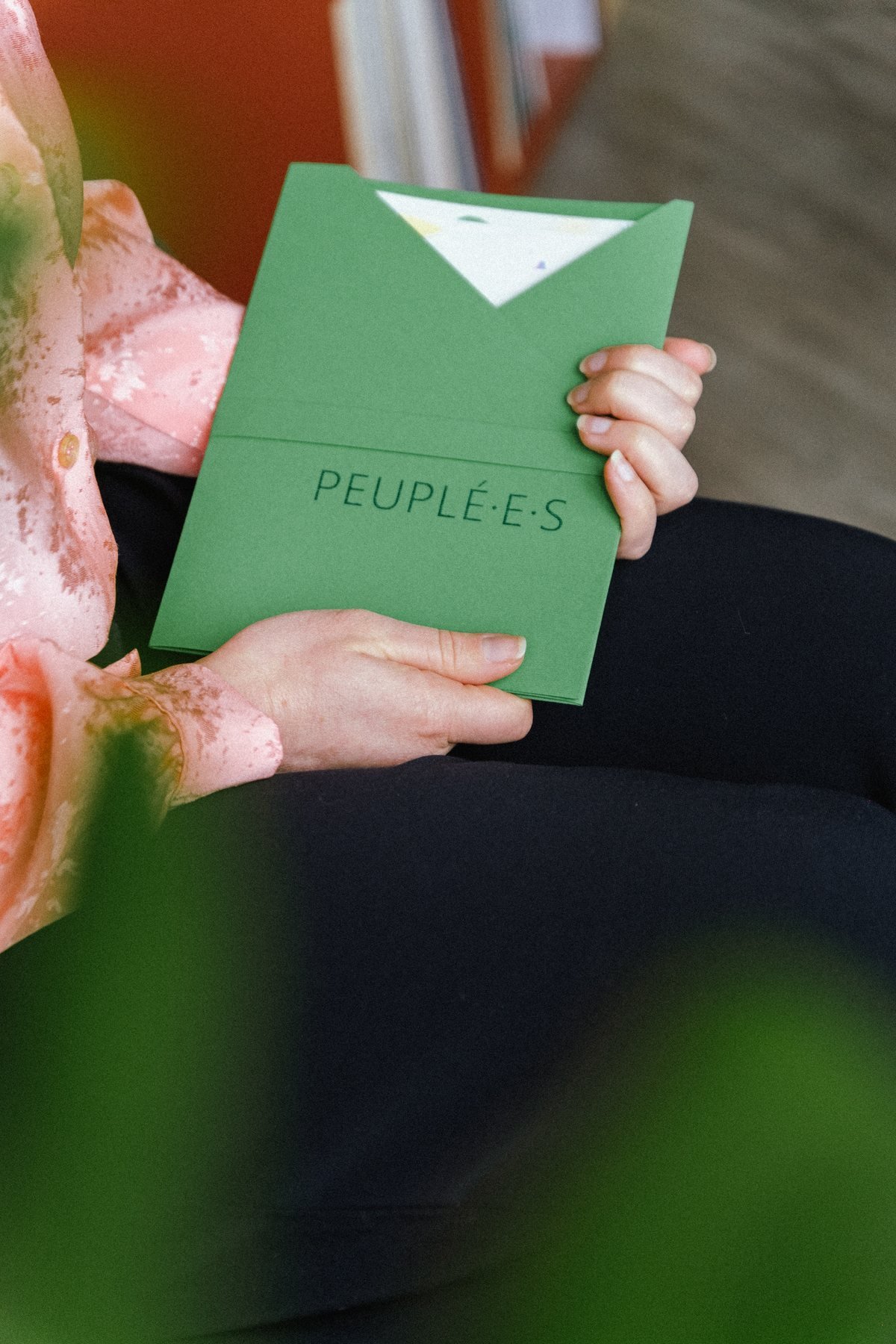 Le livre Peuplé·e·s entre les mains de Mélody Blocquel