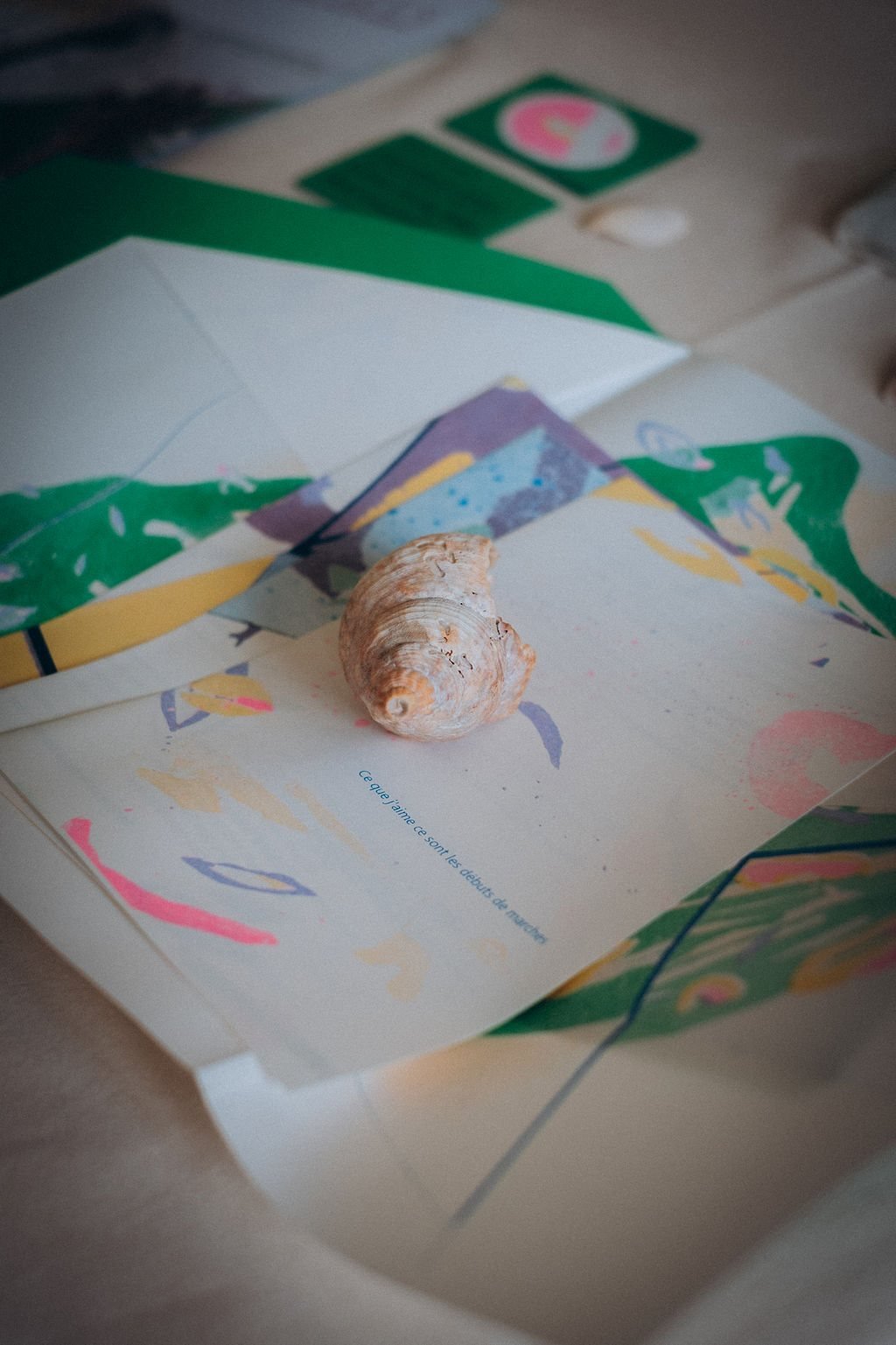 Pages de Peuplé·e·s dépliées, un coquillage posé dessus