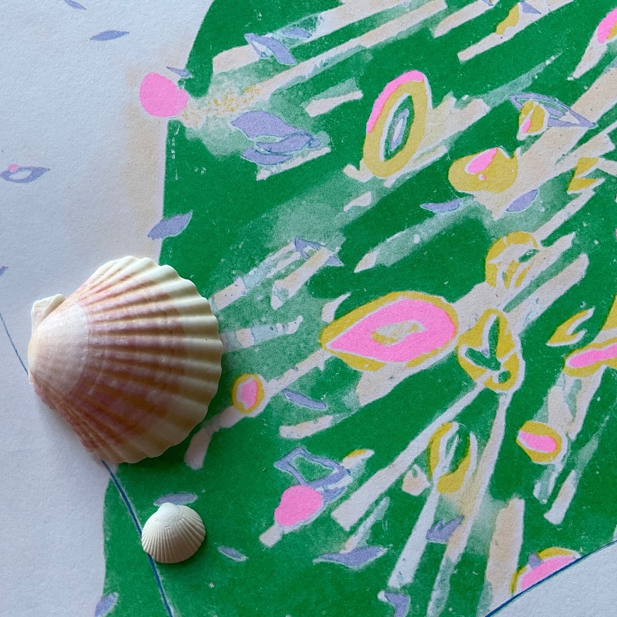 Détail d’une illustration risographiée verte, rose et jaune, avec deux coquillages