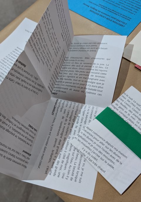 Livrets d’atelier imprimés, dépliés sur une table