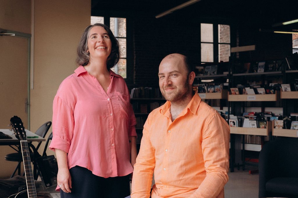 Les deux interprètes de la version duo de Peuplé·e·s, dans une médiathèque